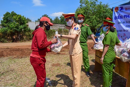Công an xã Ea Hồ kêu gọi ''gạo nghĩa tình'' đến với xã vùng 3